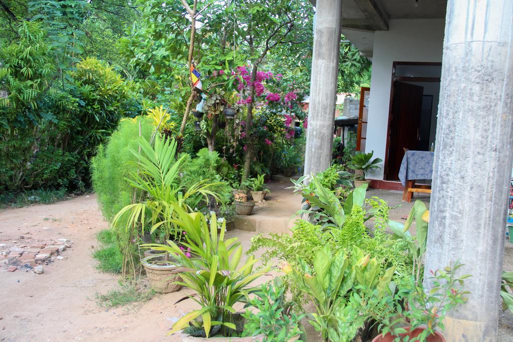 Hotel Nethum Rest à Mirissa Extérieur photo