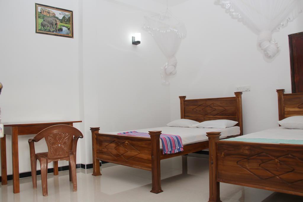 Hotel Nethum Rest à Mirissa Extérieur photo