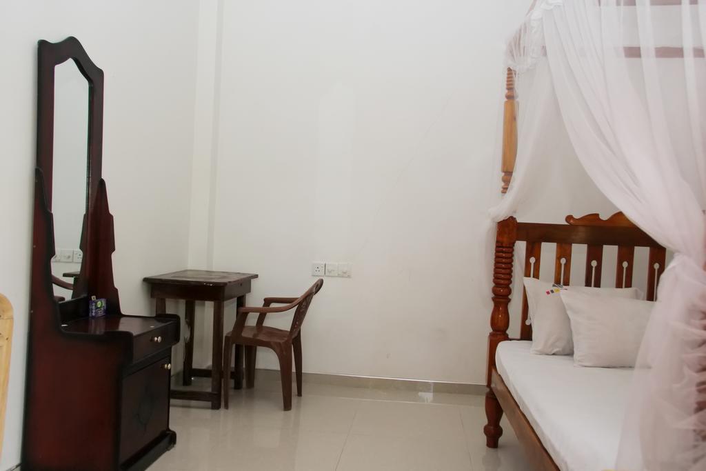 Hotel Nethum Rest à Mirissa Extérieur photo